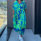 👗49% RABATT! 🌸 Elegant V-halsad Klänning med Tryck för Kvinnor – Flytande Tyg, Smickrande Passform & Perfekt för Våren ☀️