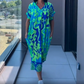 👗49% RABATT! 🌸 Elegant V-halsad Klänning med Tryck för Kvinnor – Flytande Tyg, Smickrande Passform & Perfekt för Våren ☀️