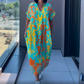 👗49% RABATT! 🌸 Elegant V-halsad Klänning med Tryck för Kvinnor – Flytande Tyg, Smickrande Passform & Perfekt för Våren ☀️